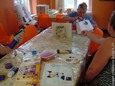 les beaux chats, la belle poterie et Mariette qui fouille dans ses tré