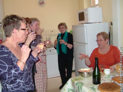 que nous racontes-tu Annie ?? Bon anniversaire Brigitte !!