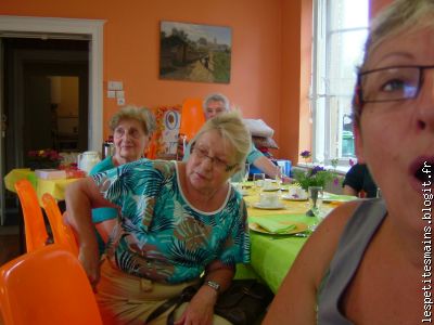 il y aura à manger, pas la peine de t'attaquer à l'appareil photo !!