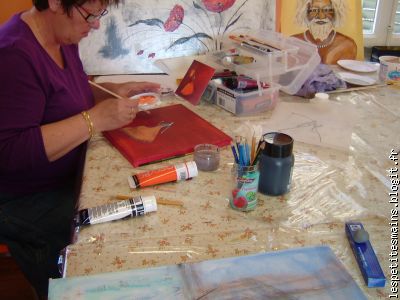 toujours aussi appliquée Agnès - qui c'est le super "mâle" au fond ?