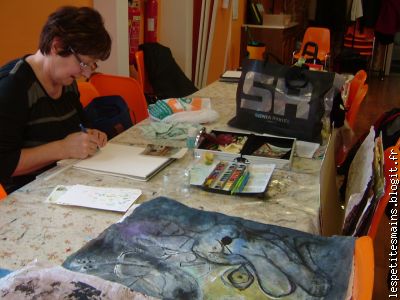 dans son petit coin, avec minutie