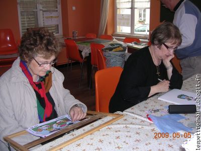 Nicole pensive, Marie-France appliquée ...