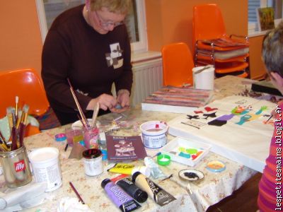 debout, assise, toujours aussi concentrée !