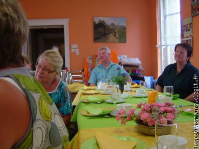 ils sont tous attentifs au discours de clôture !!