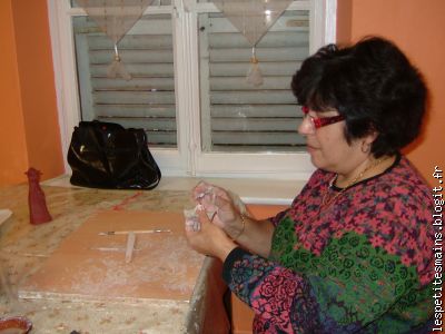 heureuse d'avoir les mains dans la terre